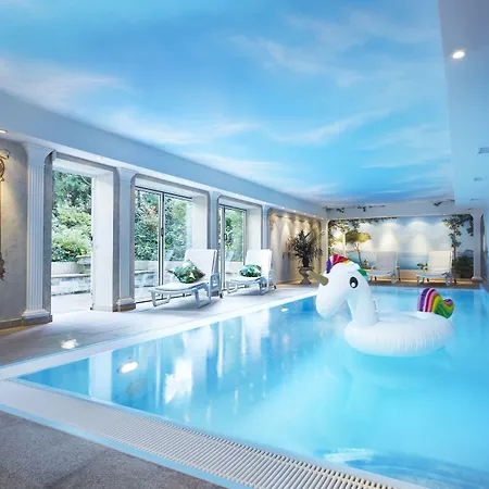 Bernstein Kastania 4* برلين